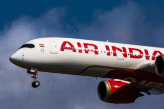 Air India की फ्लाइट रद्द होने के बाद यात्रियों की लंबी कतार